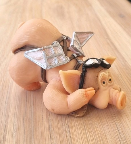 Leonardo collection flying - flying, pig